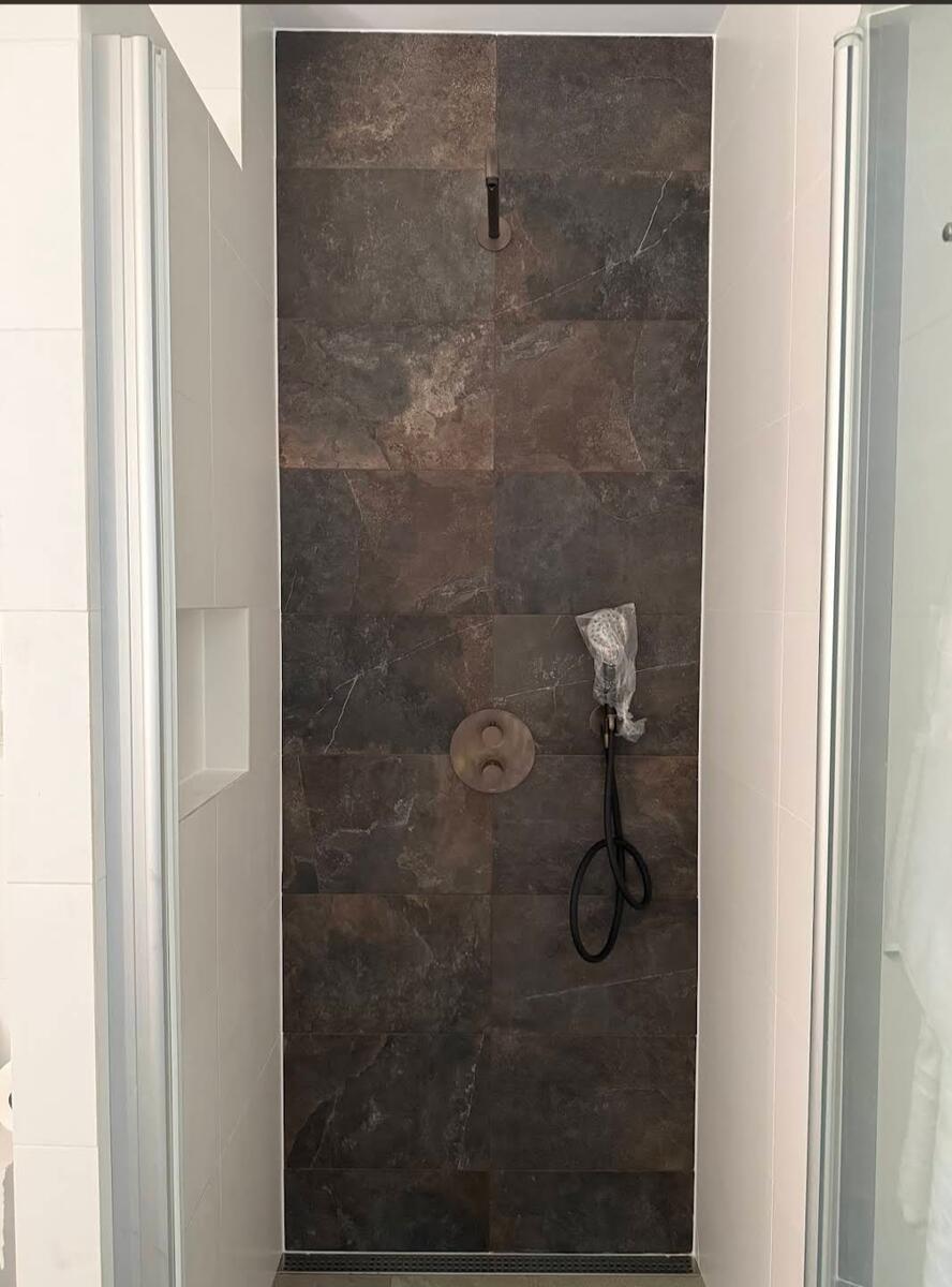 Douche na - donkere steenlook tegels afgewerkt