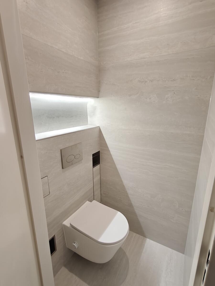 Toilet na - wit met LED nisverlichting