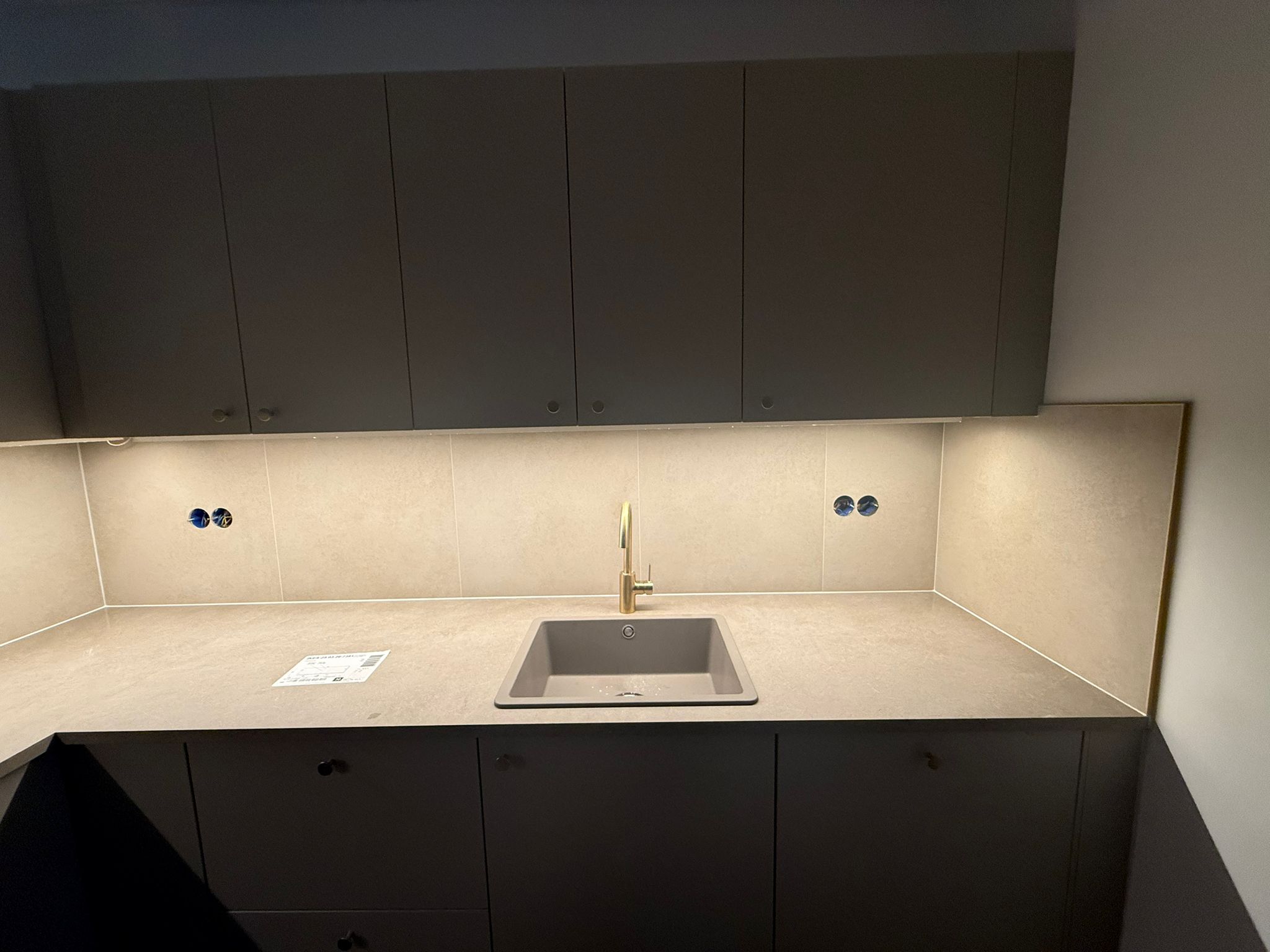 Keuken na - volledig afgewerkt met gouden kraan