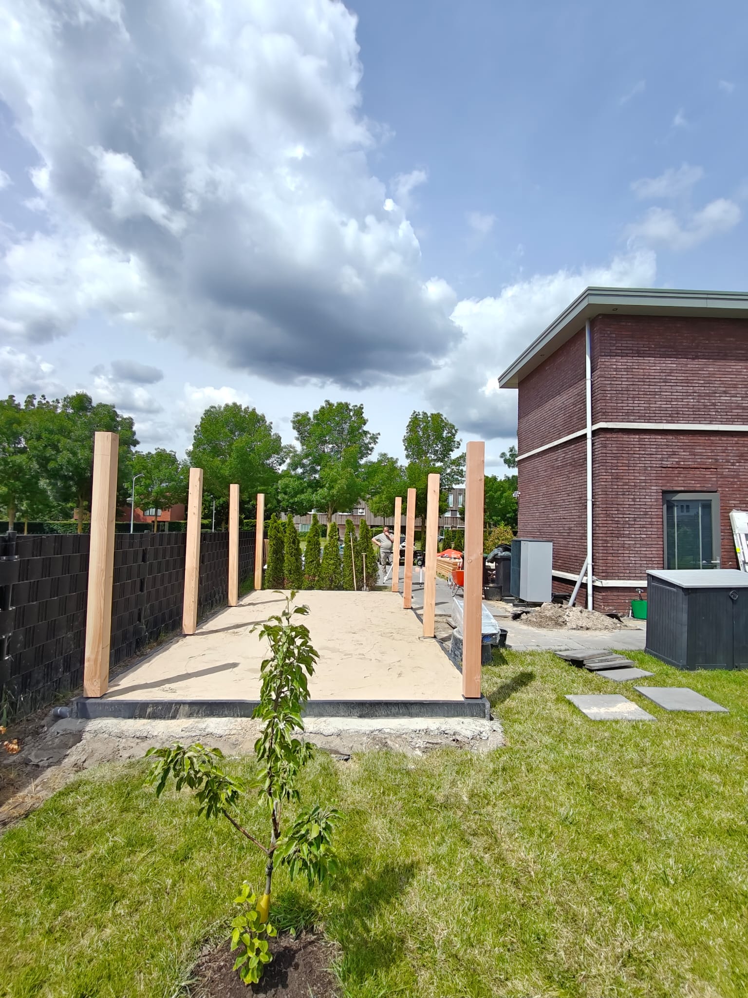 Schuur voor - houten palen geplaatst