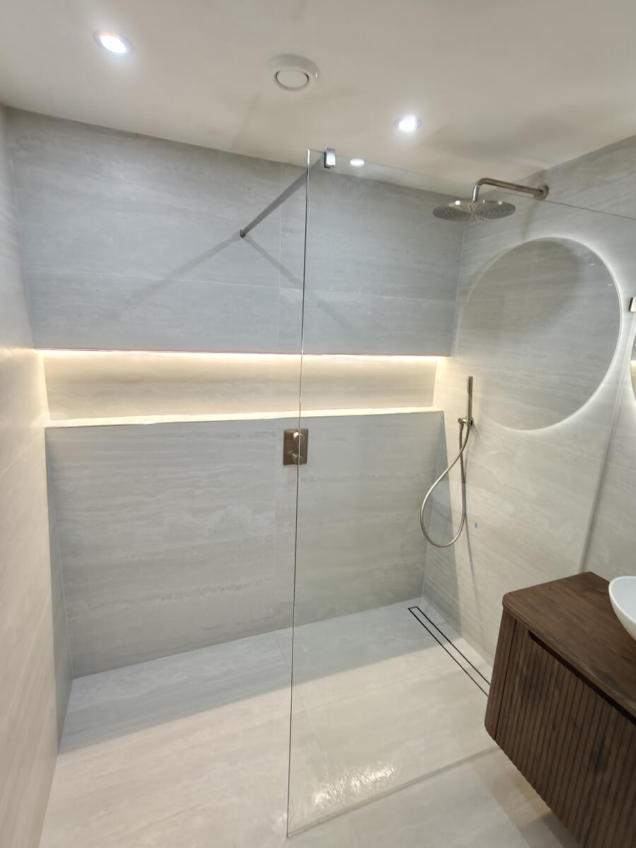 Luxe badkamer na - douche met LED nis
