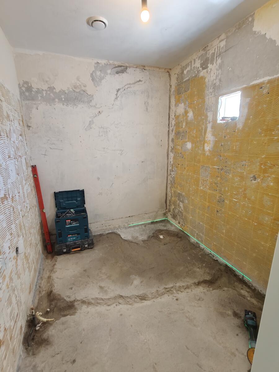 Badkamer voor renovatie - vloer gestript
