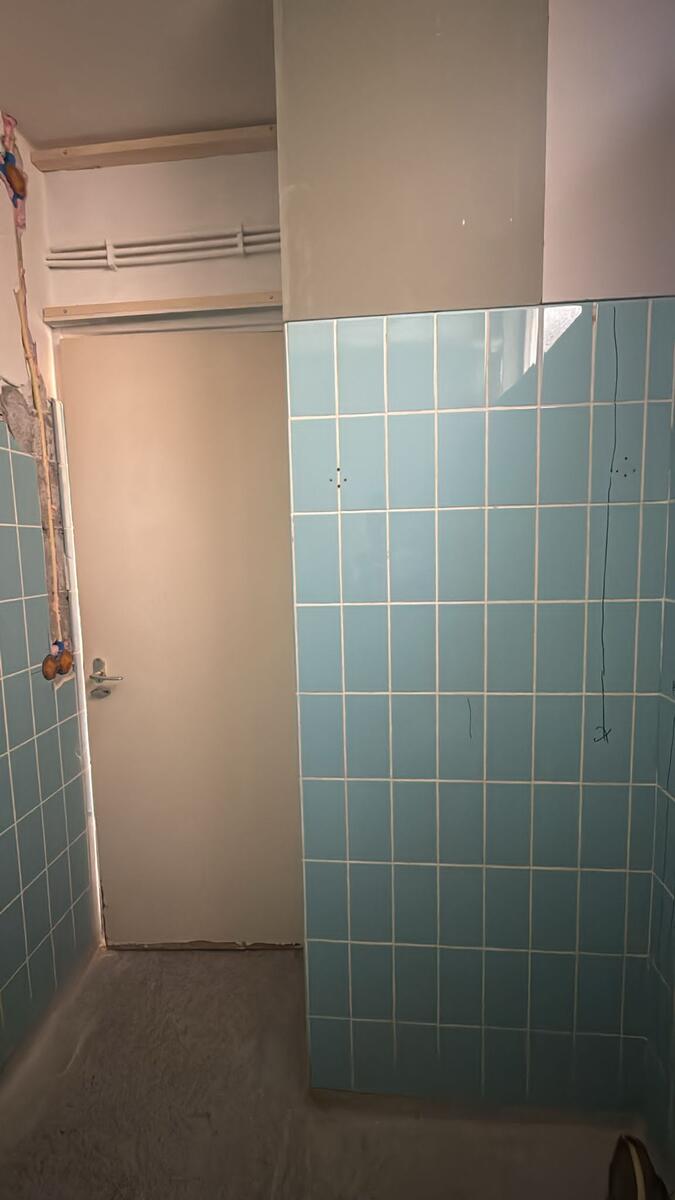 Badkamer voor - blauwe tegels wand